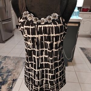NWOT Heart & Soul Black/white sleeveless top w decorative Gem neckline. Medium